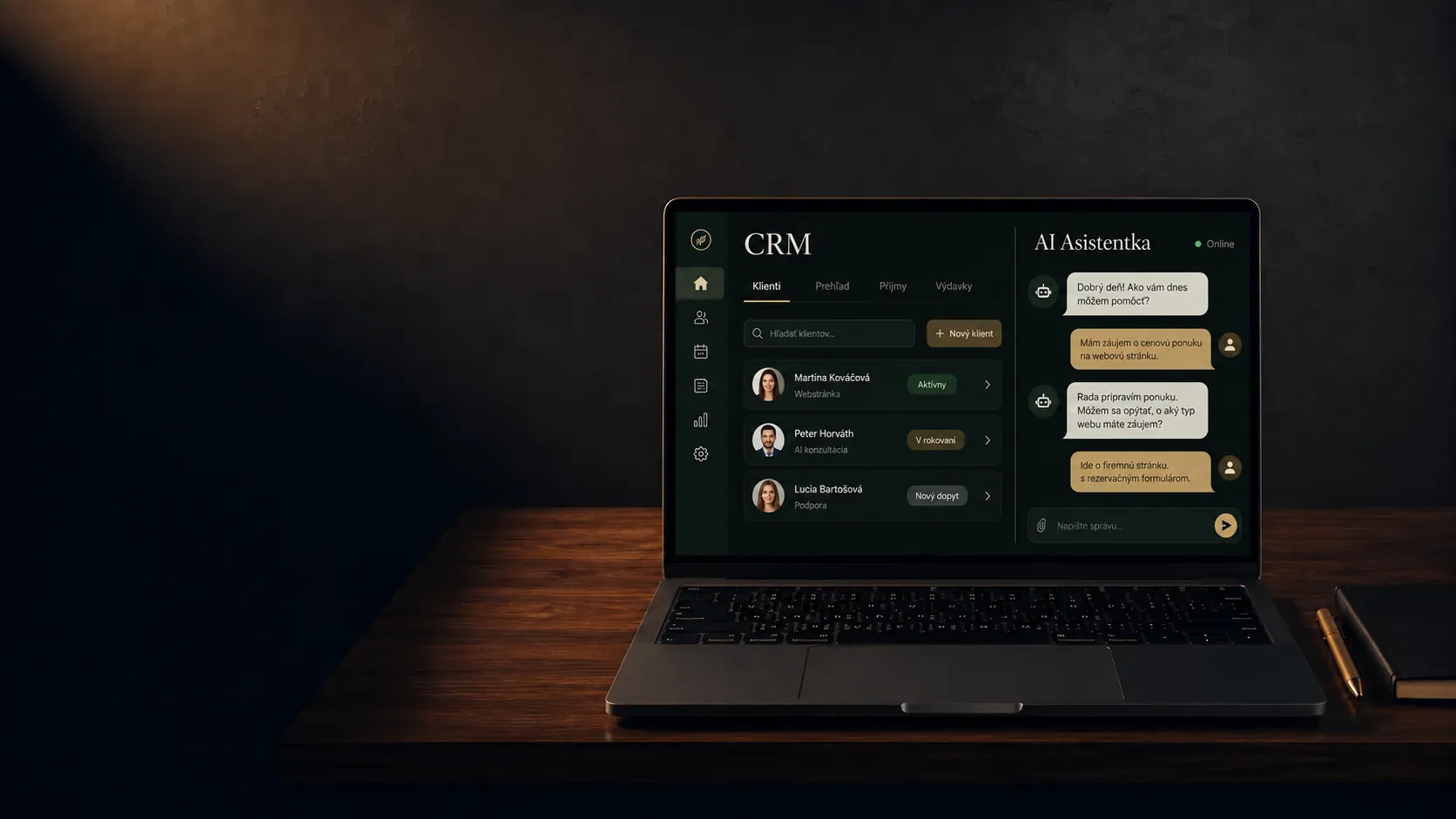 Notebook s CRM a AI chatbotom na drevenom pracovnom stole — AI vizualizácia